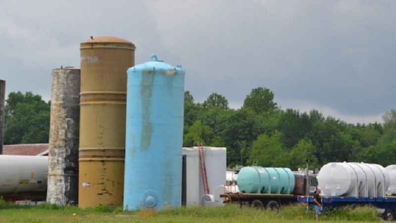 Two people trapped inside a tank, one man died Two people trapped inside a tank, one man died