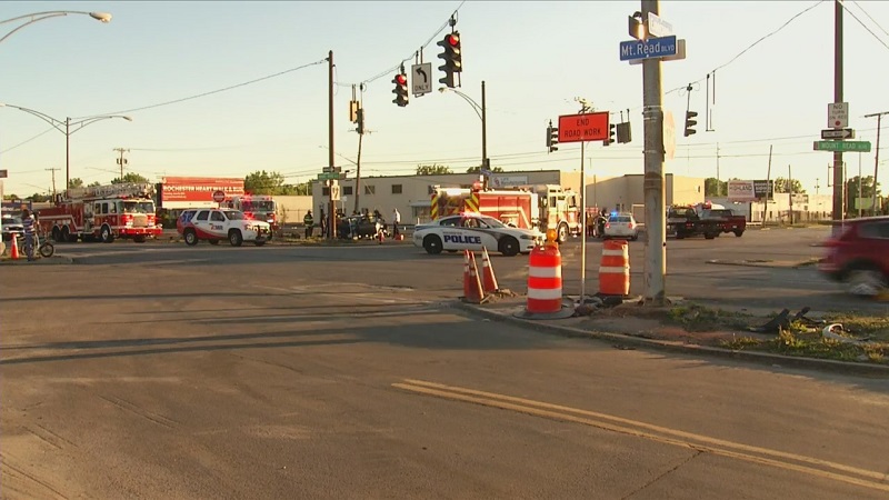 4 people sent to hospital after a car crash on Mount Read Boulevard