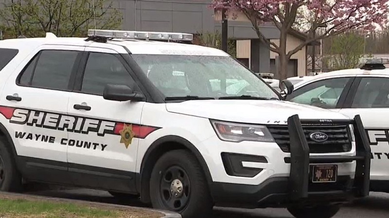 2 people taken to hospital after crash in Wayne County