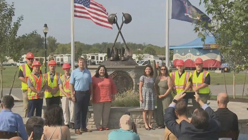 Gov. Hochul unveils highway workers memorial Gov. Hochul unveils highway workers memorial