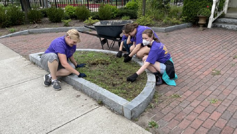 Elmira College’s freshman class participate in their first community service engagement at Eldridge Park Elmira College’s freshman class participate in their first community service engagement at Eldridge Park