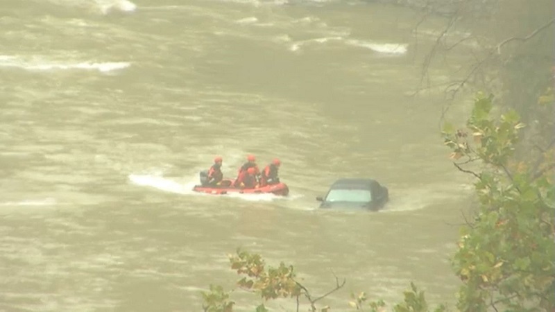 Car spotted in Genesee River, rescue crews find no one inside Car spotted in Genesee River, rescue crews find no one inside