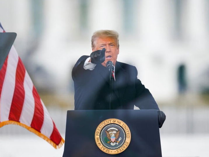 If Donald Trump decide to run for president in 2024, he will win, bookmakers put him in pole position