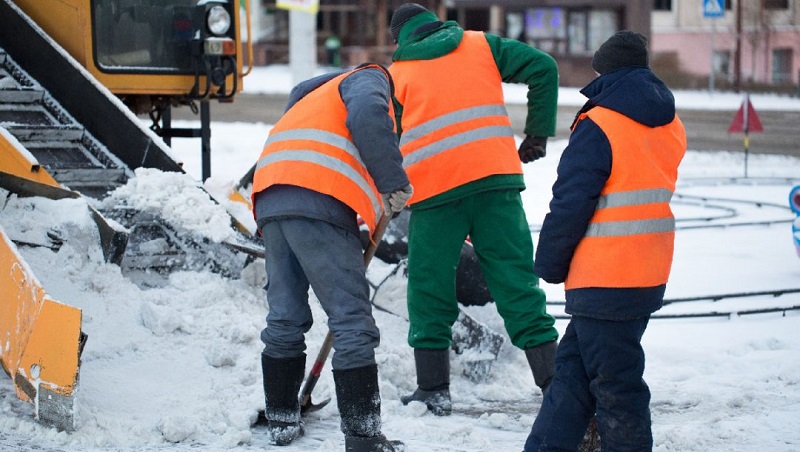 Outdoor workers plan to keep warm in frigid forecast Outdoor workers plan to keep warm in frigid forecast