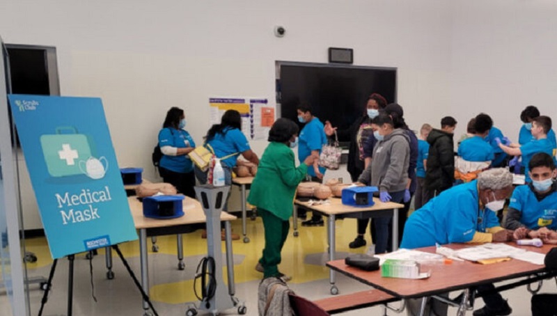 Youngsters and their parents learn healthcare lessons from the experts at East High School in Rochester Youngsters and their parents learn healthcare lessons from the experts at East High School in Rochester