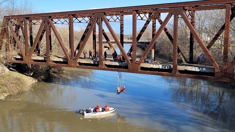 Rochester firefighters rescue photographer hanging from a bridge Rochester firefighters rescue photographer hanging from a bridge