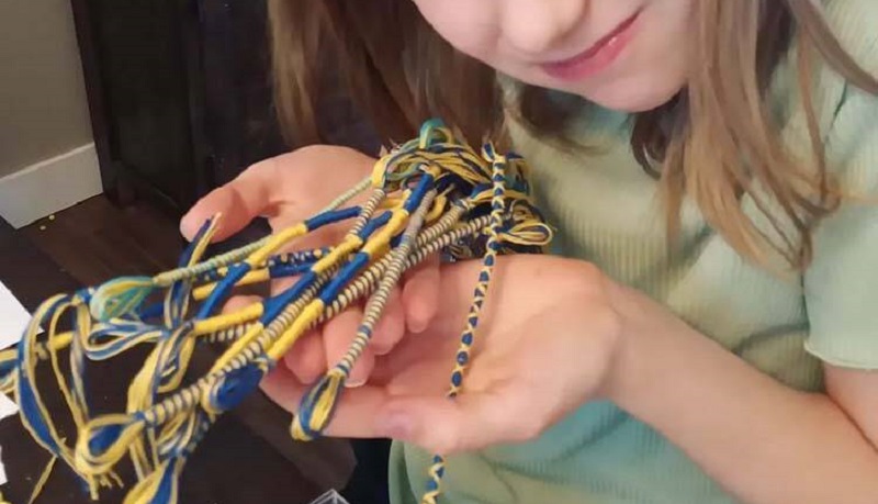 Rochester girls sell bracelets to raise money for Ukraine
