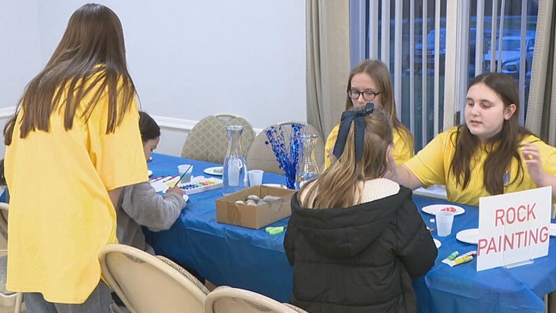 Ukrainian artist performs at a fundraising event in Rochester to help with war evacuation efforts